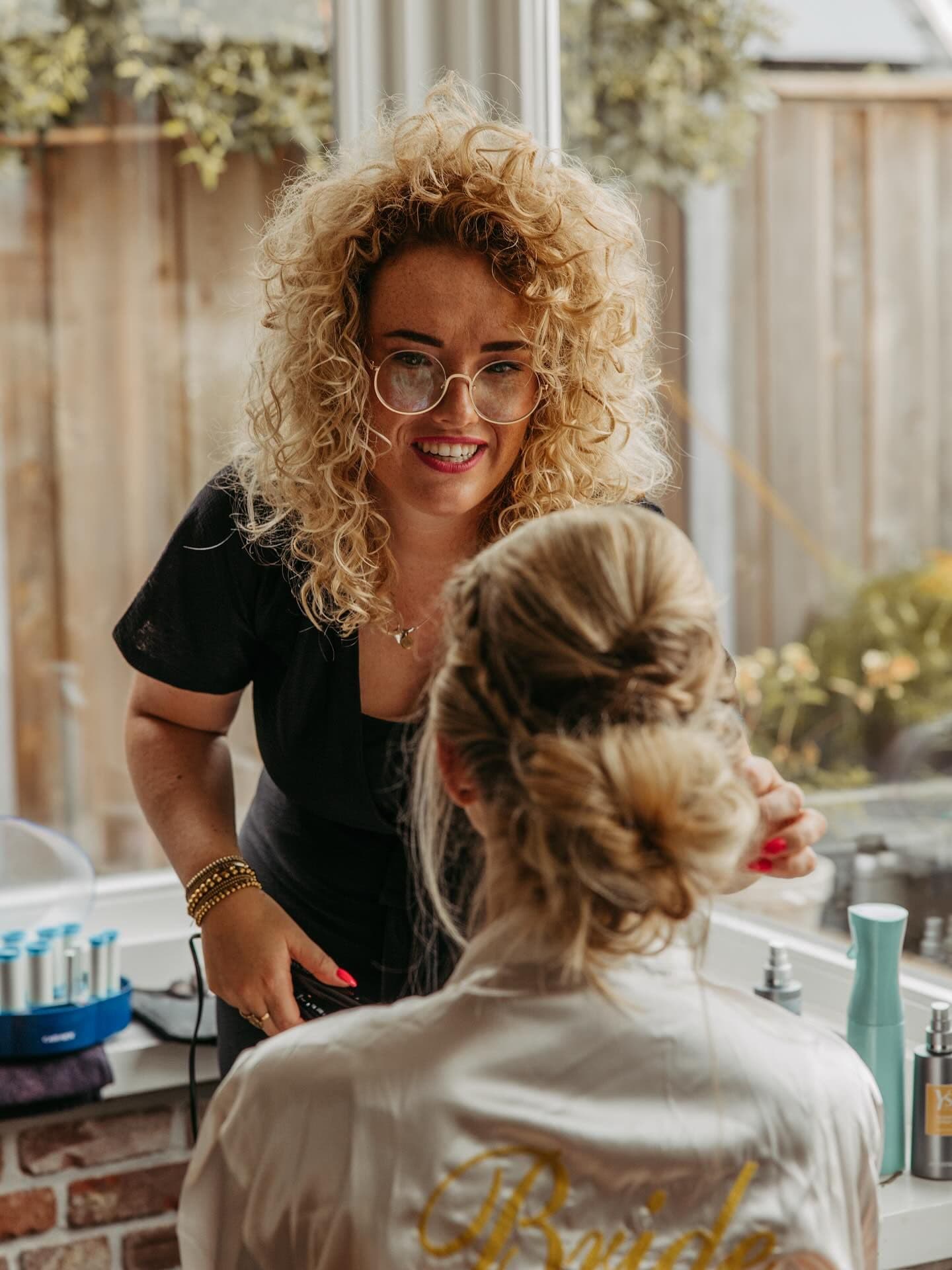 Tessel aan het werk bij HairLounge 21